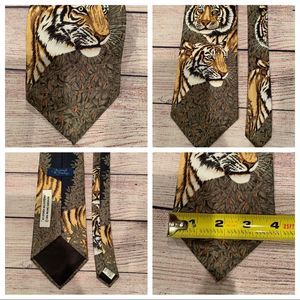 Animal Tracks “Hidden Hunters” Mens Silk Tie 
Excellent Pre-owned Condition